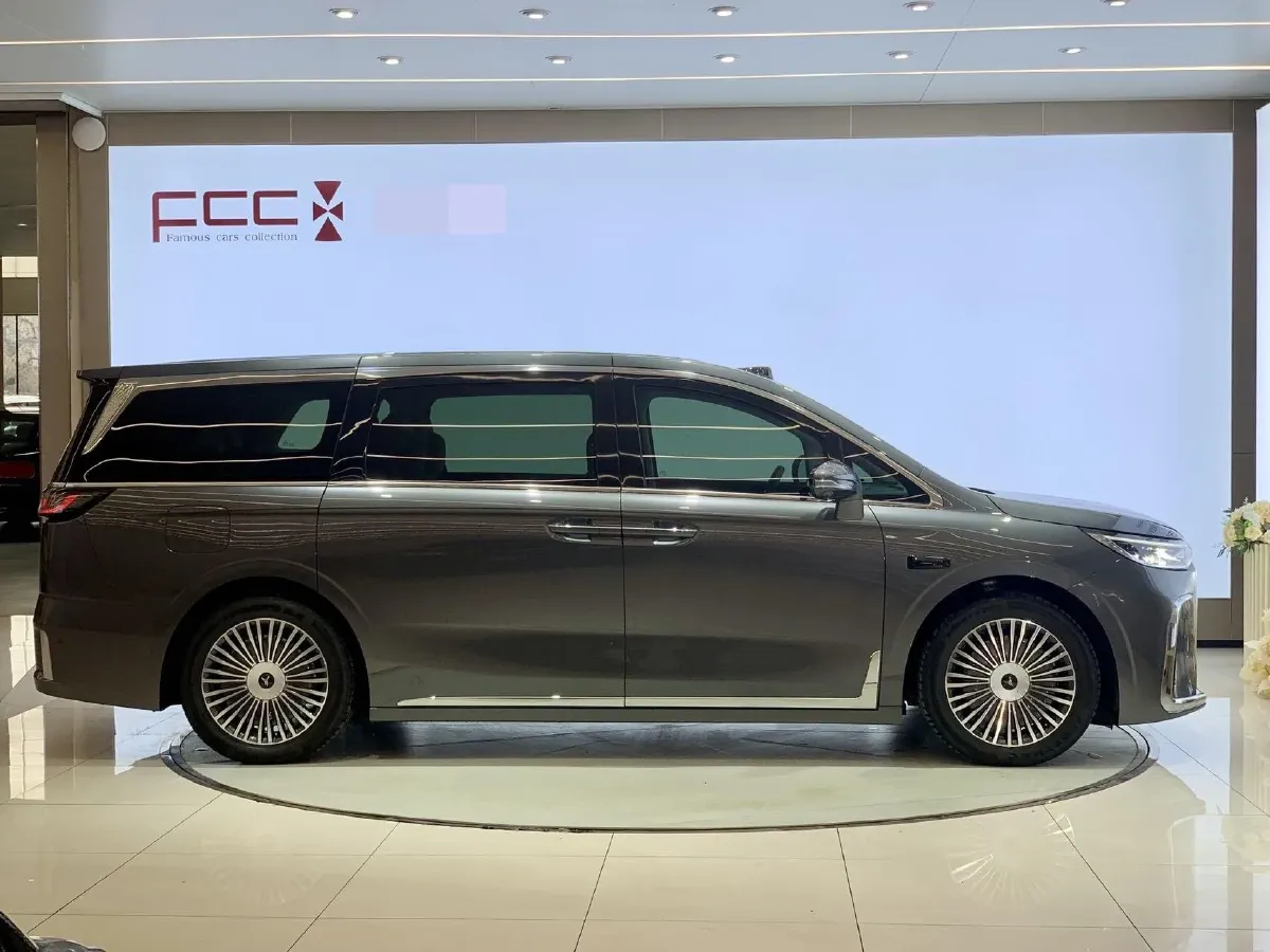 2025 Voyah Dream 1.5T 150HP L4 PHEV 41.7KWH,autocango,china used car exporter,china ev exporter,chinese used car exporter,chinese used ev exporter