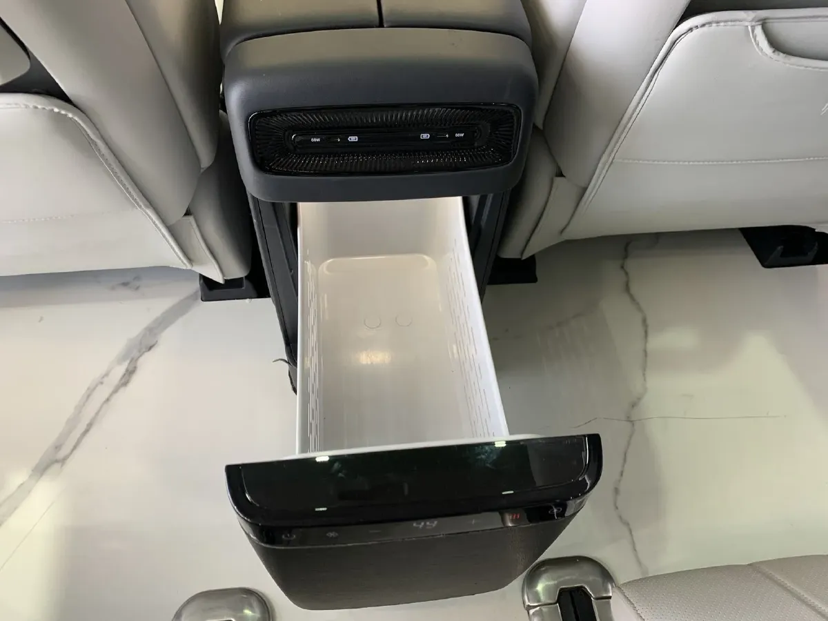 2025 Voyah Dream 1.5T 150HP L4 PHEV 41.7KWH,autocango,china used car exporter,china ev exporter,chinese used car exporter,chinese used ev exporter