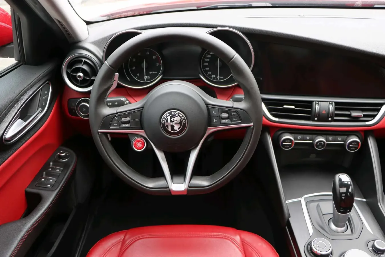 2017 Alfa Romeo Giulia 2.0T 280HP L4 8AT,autocango,china used car exporter,china ev exporter,chinese used car exporter,chinese used ev exporter