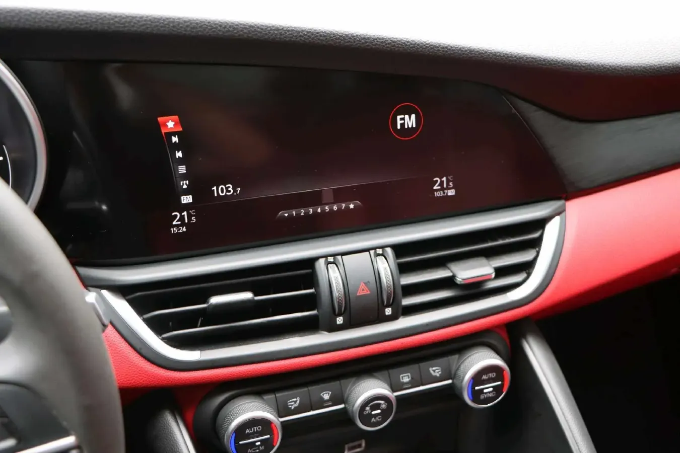 2017 Alfa Romeo Giulia 2.0T 280HP L4 8AT,autocango,china used car exporter,china ev exporter,chinese used car exporter,chinese used ev exporter