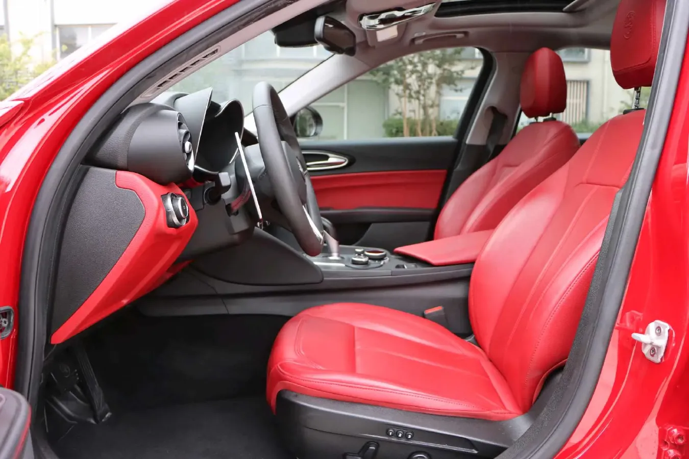 2017 Alfa Romeo Giulia 2.0T 280HP L4 8AT,autocango,china used car exporter,china ev exporter,chinese used car exporter,chinese used ev exporter