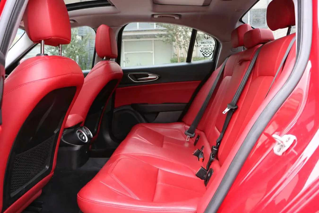 2017 Alfa Romeo Giulia 2.0T 280HP L4 8AT,autocango,china used car exporter,china ev exporter,chinese used car exporter,chinese used ev exporter