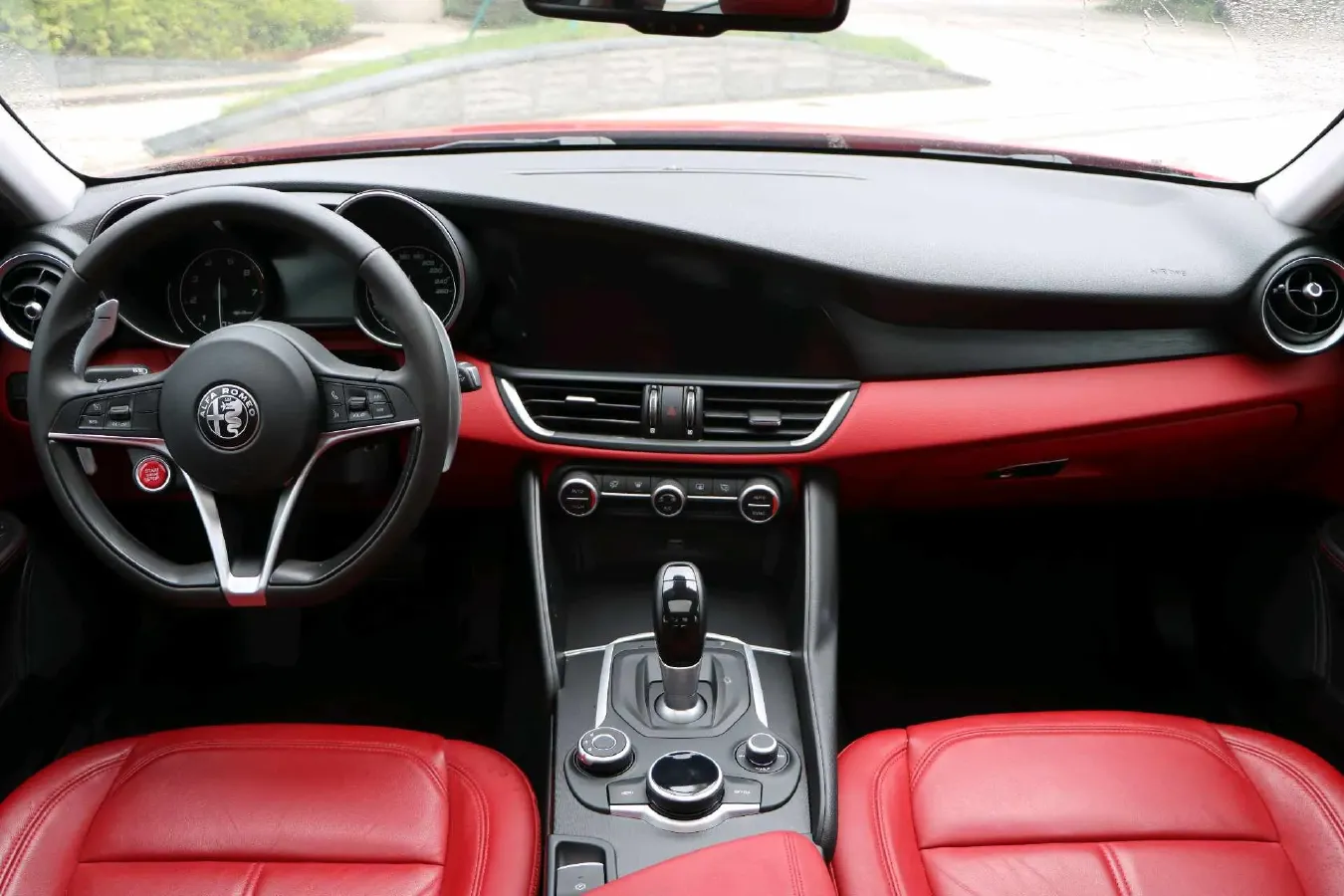 2017 Alfa Romeo Giulia 2.0T 280HP L4 8AT,autocango,china used car exporter,china ev exporter,chinese used car exporter,chinese used ev exporter