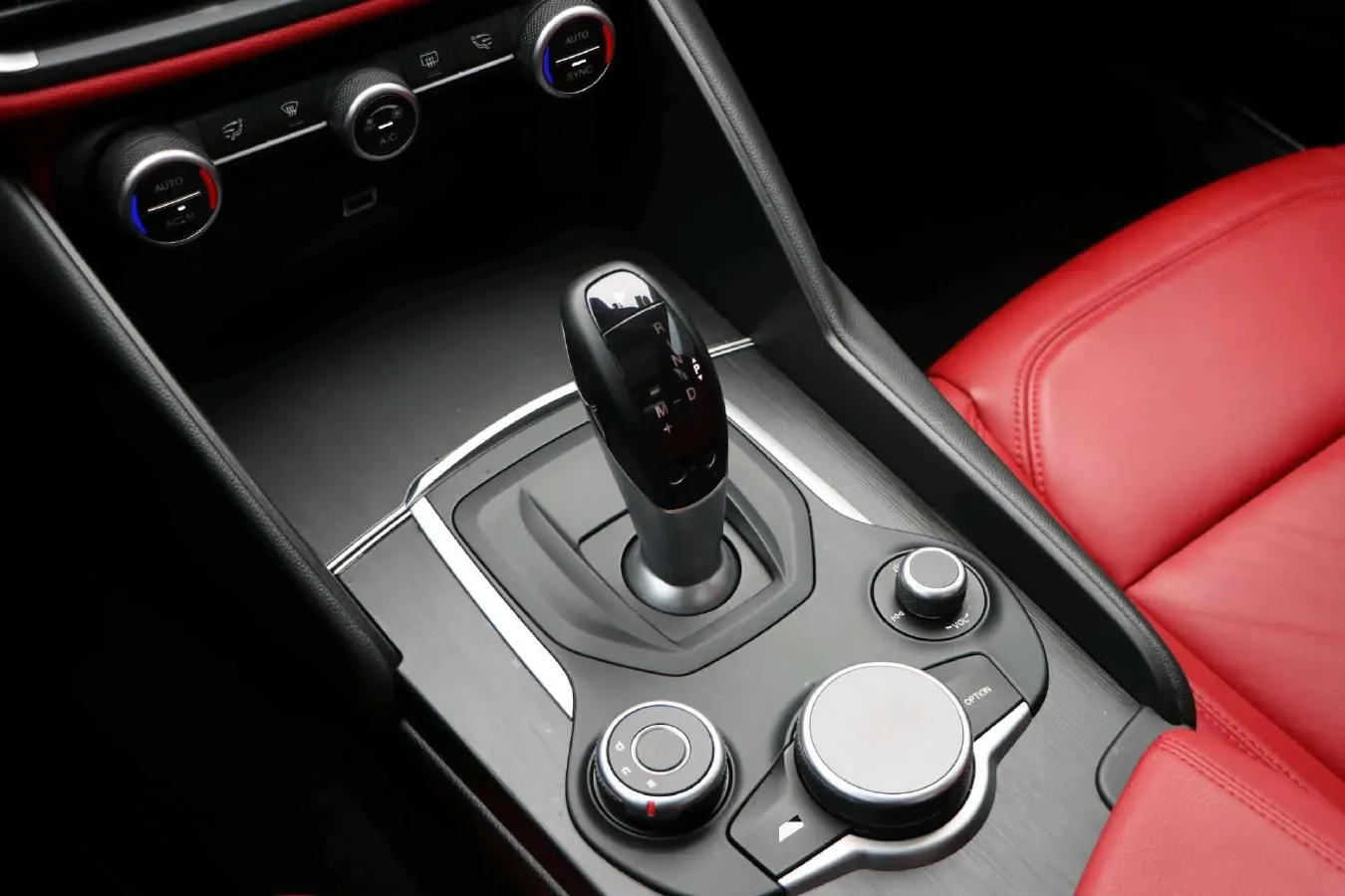 2017 Alfa Romeo Giulia 2.0T 280HP L4 8AT,autocango,china used car exporter,china ev exporter,chinese used car exporter,chinese used ev exporter