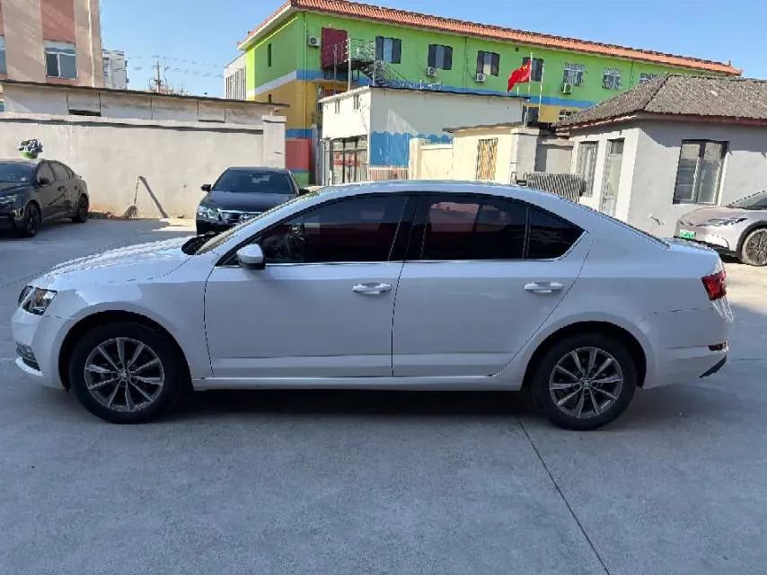 2021 Skoda Octavia 1.5L 113HP L4 6AT,autocango,china used car exporter,china ev exporter,chinese used car exporter,chinese used ev exporter