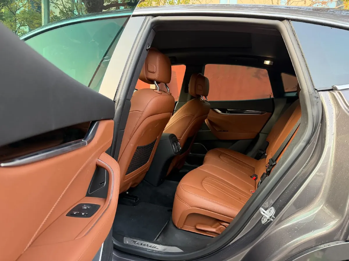 2022 Maserati Levante 2.0T 330HP L4 8AT,autocango,china used car exporter,china ev exporter,chinese used car exporter,chinese used ev exporter