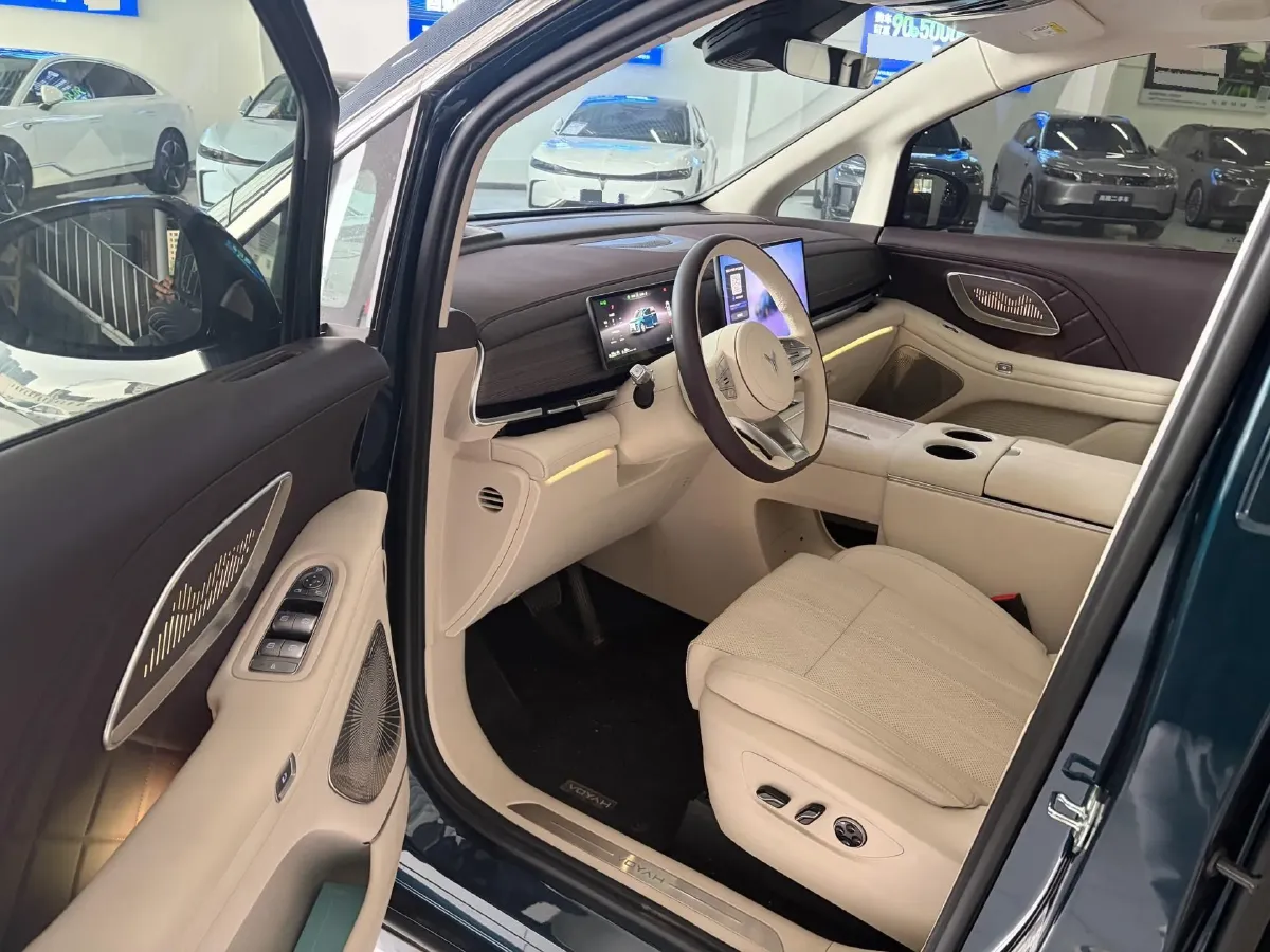 2026 Voyah Dream 1.5T 150HP L4 PHEV,autocango,china used car exporter,china ev exporter,chinese used car exporter,chinese used ev exporter