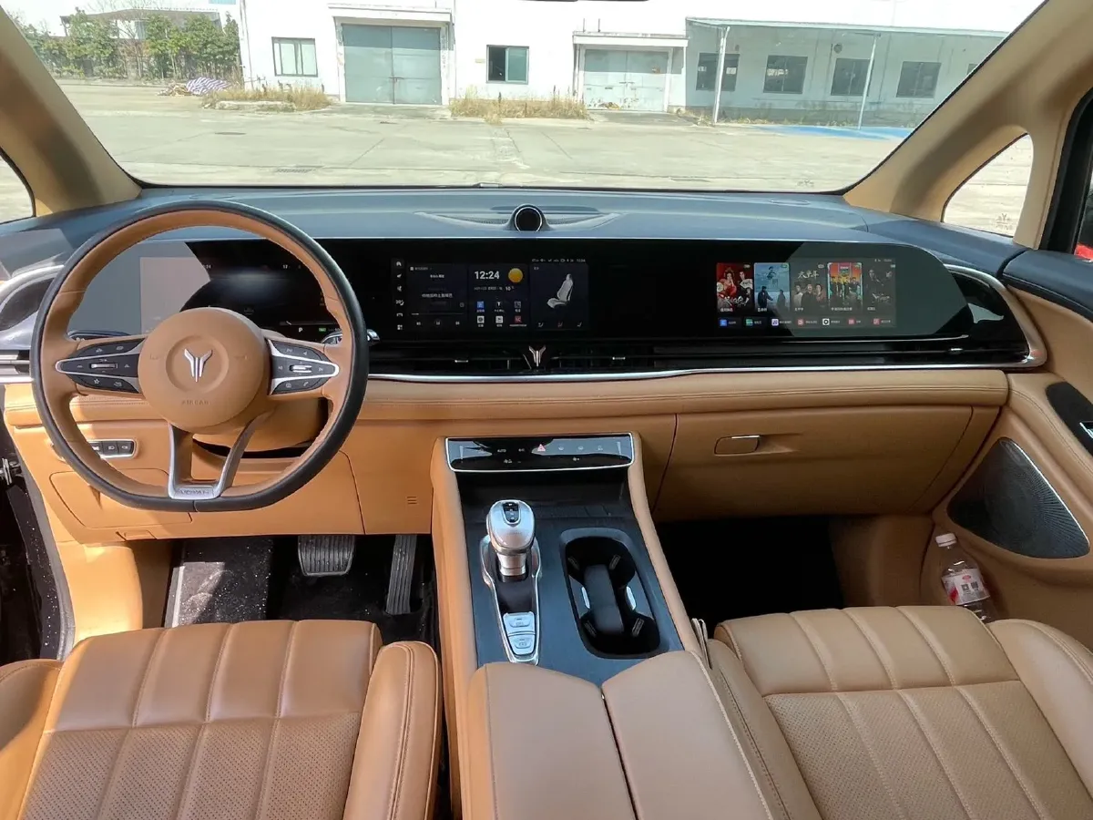 2024 Voyah Dream 1.5T 150HP L4 PHEV 43KWH,autocango,china used car exporter,china ev exporter,chinese used car exporter,chinese used ev exporter