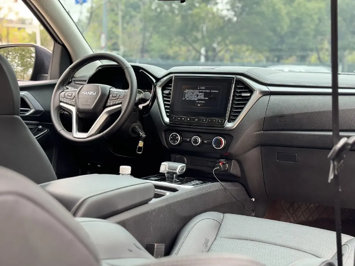 2024 Isuzu Jim 2.5T 143HP L4 8AT,autocango,china used car exporter,china ev exporter,chinese used car exporter,chinese used ev exporter