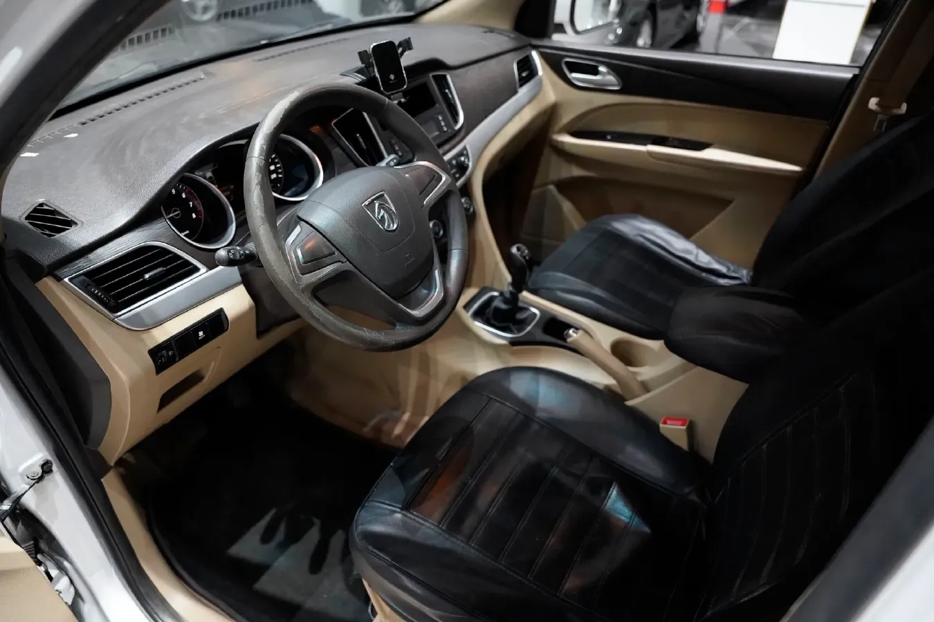 2019 BaoJun 730 1.5L 105HP L4 6MT,autocango,china used car exporter,china ev exporter,chinese used car exporter,chinese used ev exporter