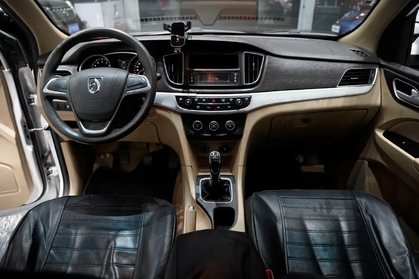 2019 BaoJun 730 1.5L 105HP L4 6MT,autocango,china used car exporter,china ev exporter,chinese used car exporter,chinese used ev exporter