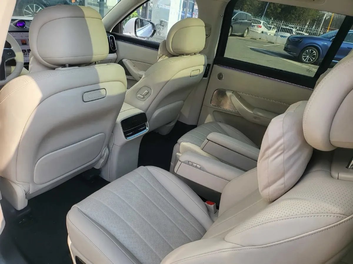 2025 AITO AITO M8 REEV 160HP REEV 53.4KWH,autocango,china used car exporter,china ev exporter,chinese used car exporter,chinese used ev exporter