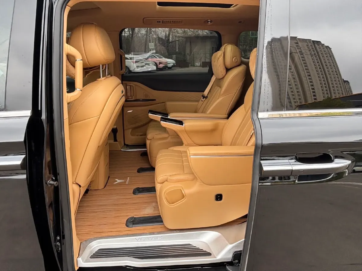 2025 Voyah Dream 1.5T 150HP L4 PHEV 41.7KWH,autocango,china used car exporter,china ev exporter,chinese used car exporter,chinese used ev exporter