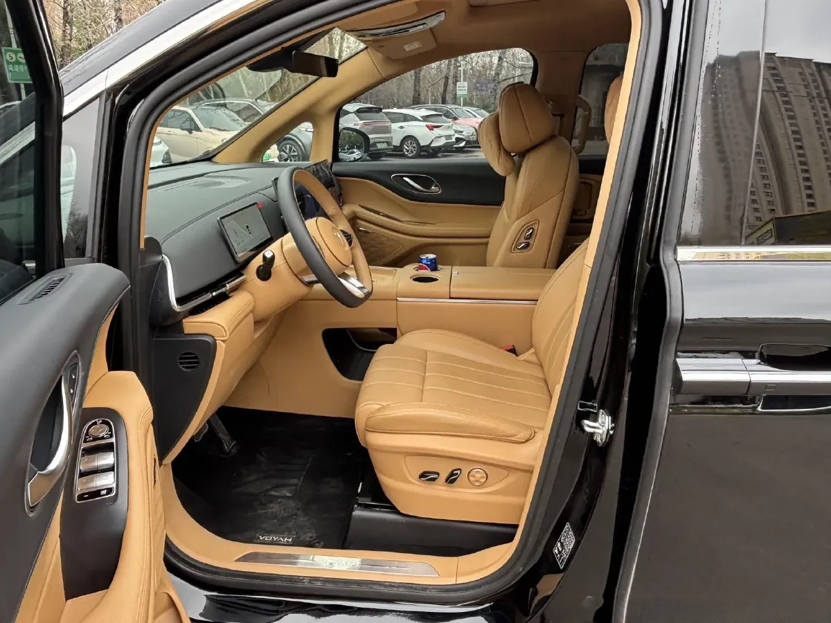 2025 Voyah Dream 1.5T 150HP L4 PHEV 41.7KWH,autocango,china used car exporter,china ev exporter,chinese used car exporter,chinese used ev exporter