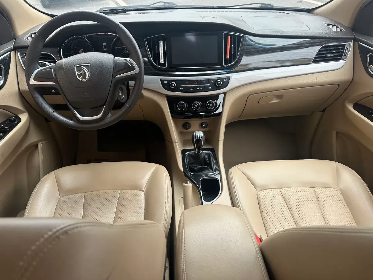 2016 BaoJun 560 1.5T 150HP L4 6MT,autocango,china used car exporter,china ev exporter,chinese used car exporter,chinese used ev exporter