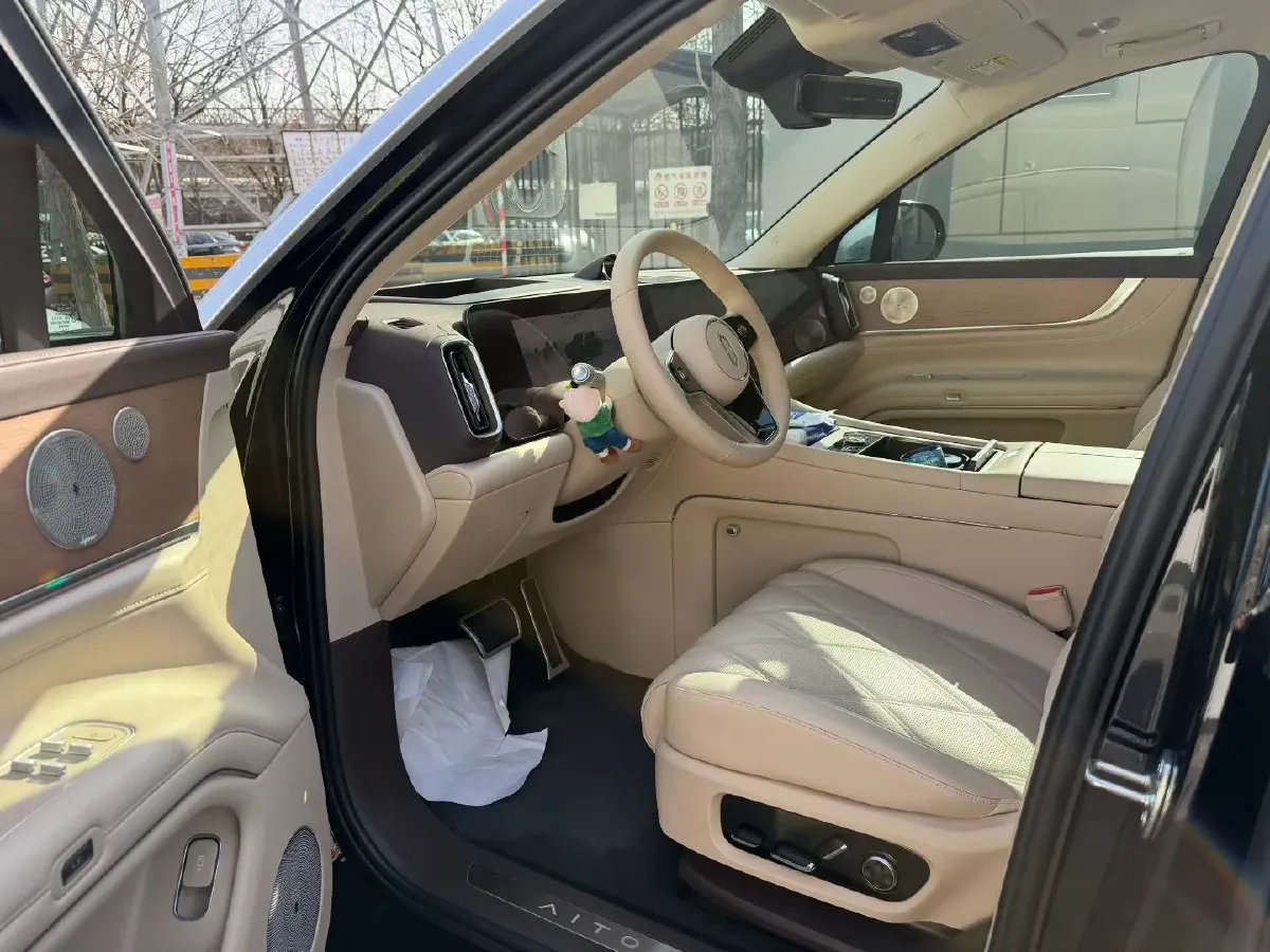 2025 AITO AITO M9 REEV 160HP REEV 52KWH,autocango,china used car exporter,china ev exporter,chinese used car exporter,chinese used ev exporter