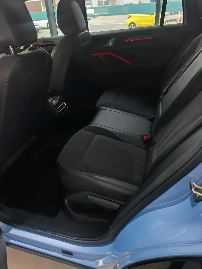 2024 Volkswagen Tiguan L 2.0T 220HP L4 7DCT,autocango,china used car exporter,china ev exporter,chinese used car exporter,chinese used ev exporter