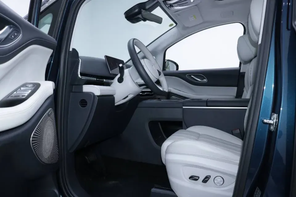 2025 Voyah Dream 1.5T 150HP L4 PHEV 41.7KWH,autocango,china used car exporter,china ev exporter,chinese used car exporter,chinese used ev exporter