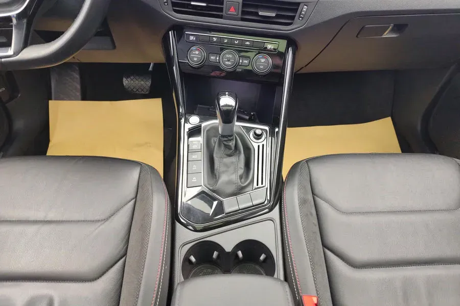 2019 Jeep Cherokee 2.0T 234HP L4 9AT,autocango,china used car exporter,china ev exporter,chinese used car exporter,chinese used ev exporter