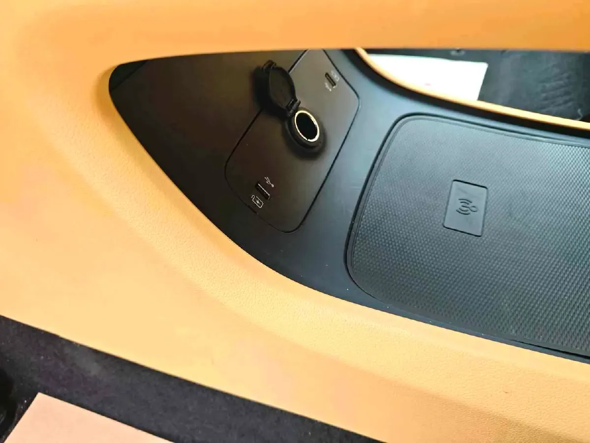 2022 Voyah Dream BEV 108.7KWH,autocango,china used car exporter,china ev exporter,chinese used car exporter,chinese used ev exporter