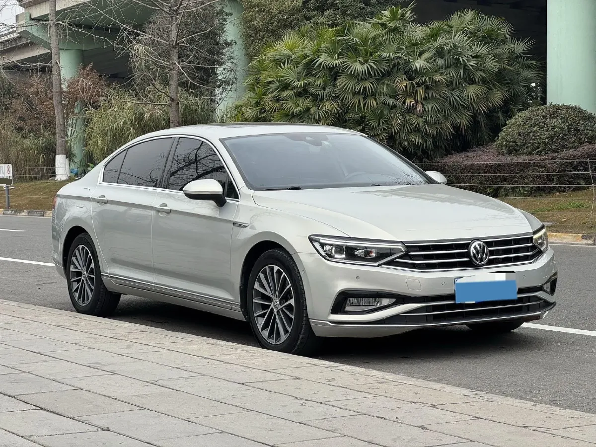 2020 Volkswagen Magotan 2.0T 220HP L4 7DCT,autocango,china used car exporter,china ev exporter,chinese used car exporter,chinese used ev exporter