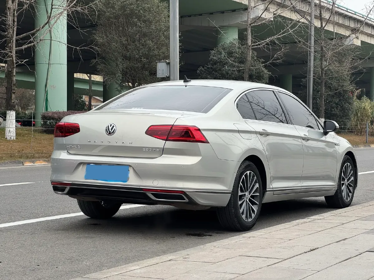 2020 Volkswagen Magotan 2.0T 220HP L4 7DCT,autocango,china used car exporter,china ev exporter,chinese used car exporter,chinese used ev exporter