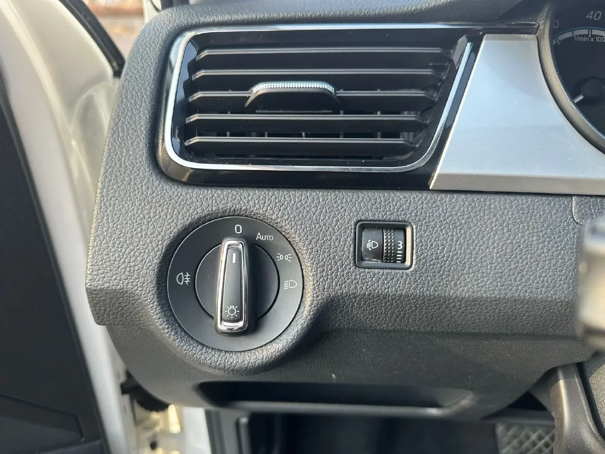 2022 Skoda Rapid 1.5L 112HP L4 6AT,autocango,china used car exporter,china ev exporter,chinese used car exporter,chinese used ev exporter