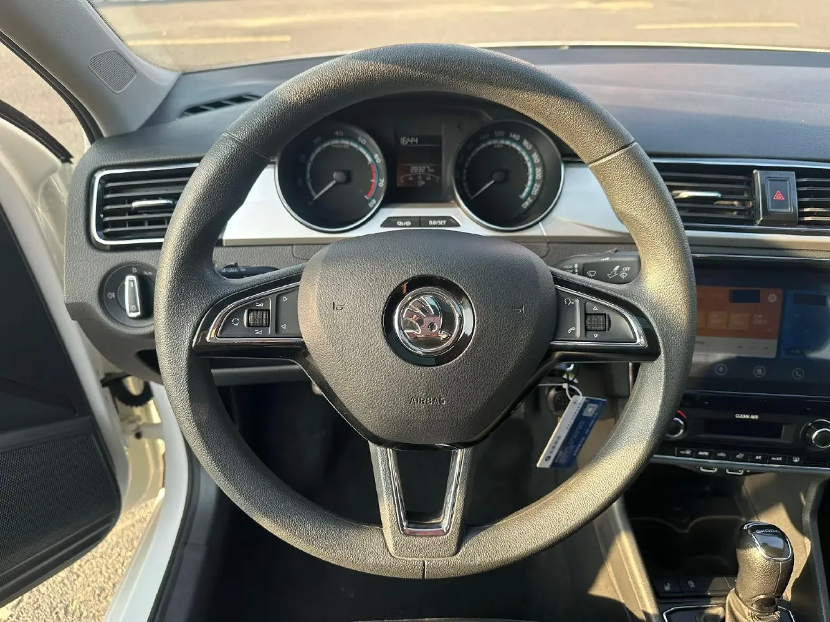 2022 Skoda Rapid 1.5L 112HP L4 6AT,autocango,china used car exporter,china ev exporter,chinese used car exporter,chinese used ev exporter