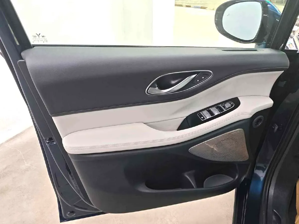 2025 Voyah Dream 1.5T 150HP L4 PHEV 41.7KWH,autocango,china used car exporter,china ev exporter,chinese used car exporter,chinese used ev exporter