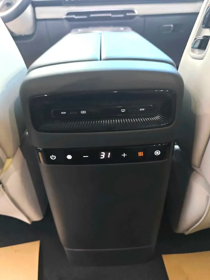 2025 Voyah Dream 1.5T 150HP L4 PHEV 41.7KWH,autocango,china used car exporter,china ev exporter,chinese used car exporter,chinese used ev exporter