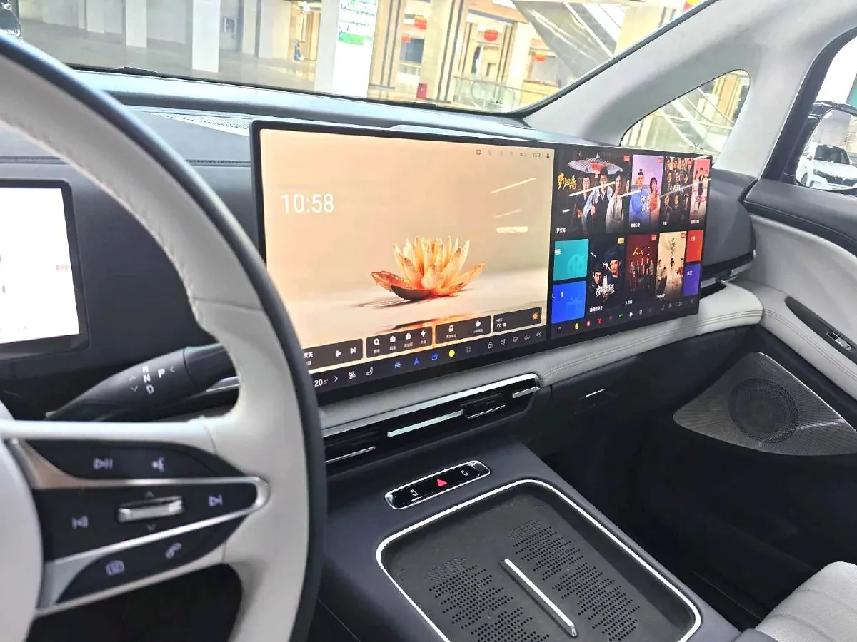 2025 Voyah Dream 1.5T 150HP L4 PHEV 41.7KWH,autocango,china used car exporter,china ev exporter,chinese used car exporter,chinese used ev exporter