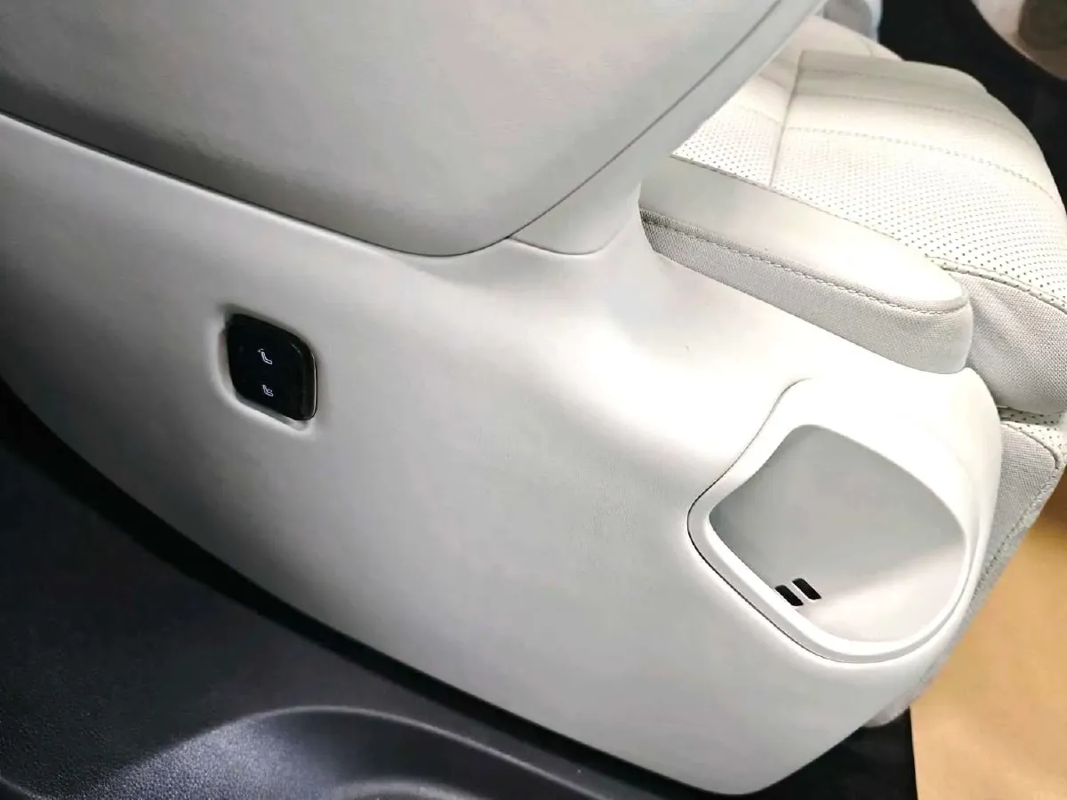 2025 Voyah Dream 1.5T 150HP L4 PHEV 41.7KWH,autocango,china used car exporter,china ev exporter,chinese used car exporter,chinese used ev exporter