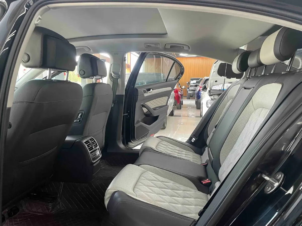 2023 Volkswagen Magotan 2.0T 186HP L4 7DCT,autocango,china used car exporter,china ev exporter,chinese used car exporter,chinese used ev exporter