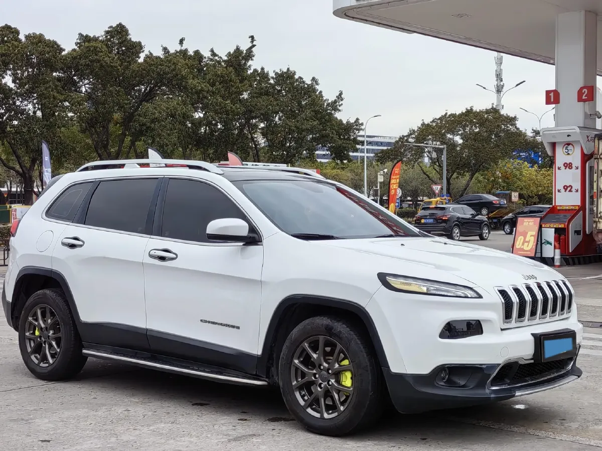 2017 Jeep Cherokee 2.0L 155HP L4 9AT,autocango,china used car exporter,china ev exporter,chinese used car exporter,chinese used ev exporter