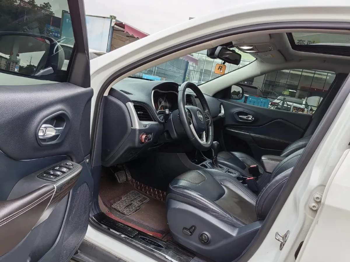 2017 Jeep Cherokee 2.0L 155HP L4 9AT,autocango,china used car exporter,china ev exporter,chinese used car exporter,chinese used ev exporter