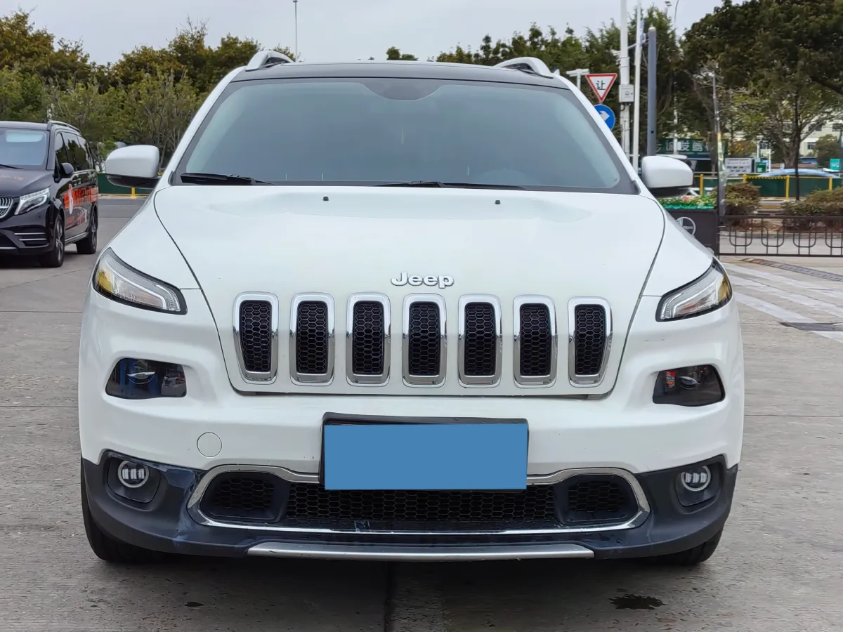 2017 Jeep Cherokee 2.0L 155HP L4 9AT,autocango,china used car exporter,china ev exporter,chinese used car exporter,chinese used ev exporter