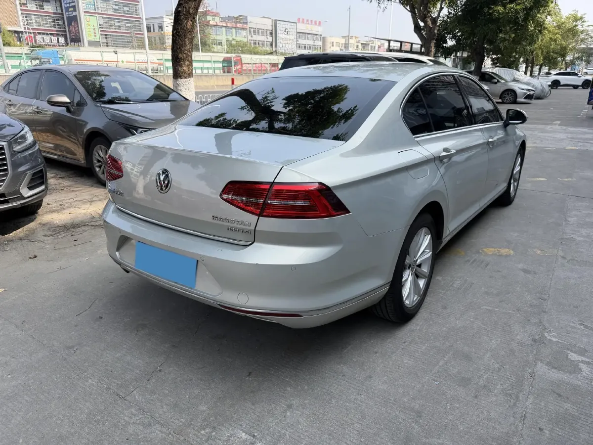 2018 Volkswagen Magotan 1.8T 180HP L4 7DCT,autocango,china used car exporter,china ev exporter,chinese used car exporter,chinese used ev exporter