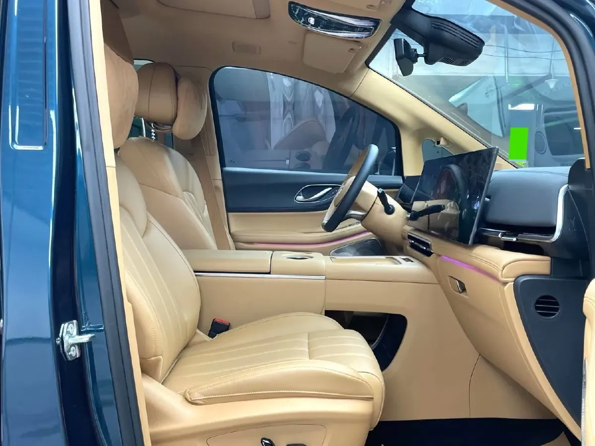 2025 Voyah Dream 1.5T 150HP L4 PHEV 41.7KWH,autocango,china used car exporter,china ev exporter,chinese used car exporter,chinese used ev exporter