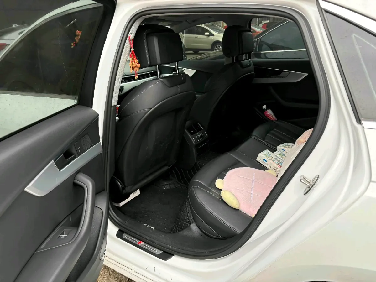 2022 Audi A4L 2.0T 190HP L4 7DCT,autocango,china used car exporter,china ev exporter,chinese used car exporter,chinese used ev exporter