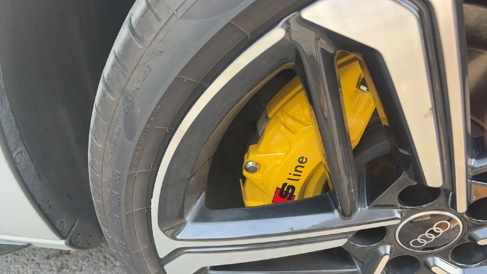 2024 Audi A4L 2.0T 190HP L4 7DCT,autocango,china used car exporter,china ev exporter,chinese used car exporter,chinese used ev exporter