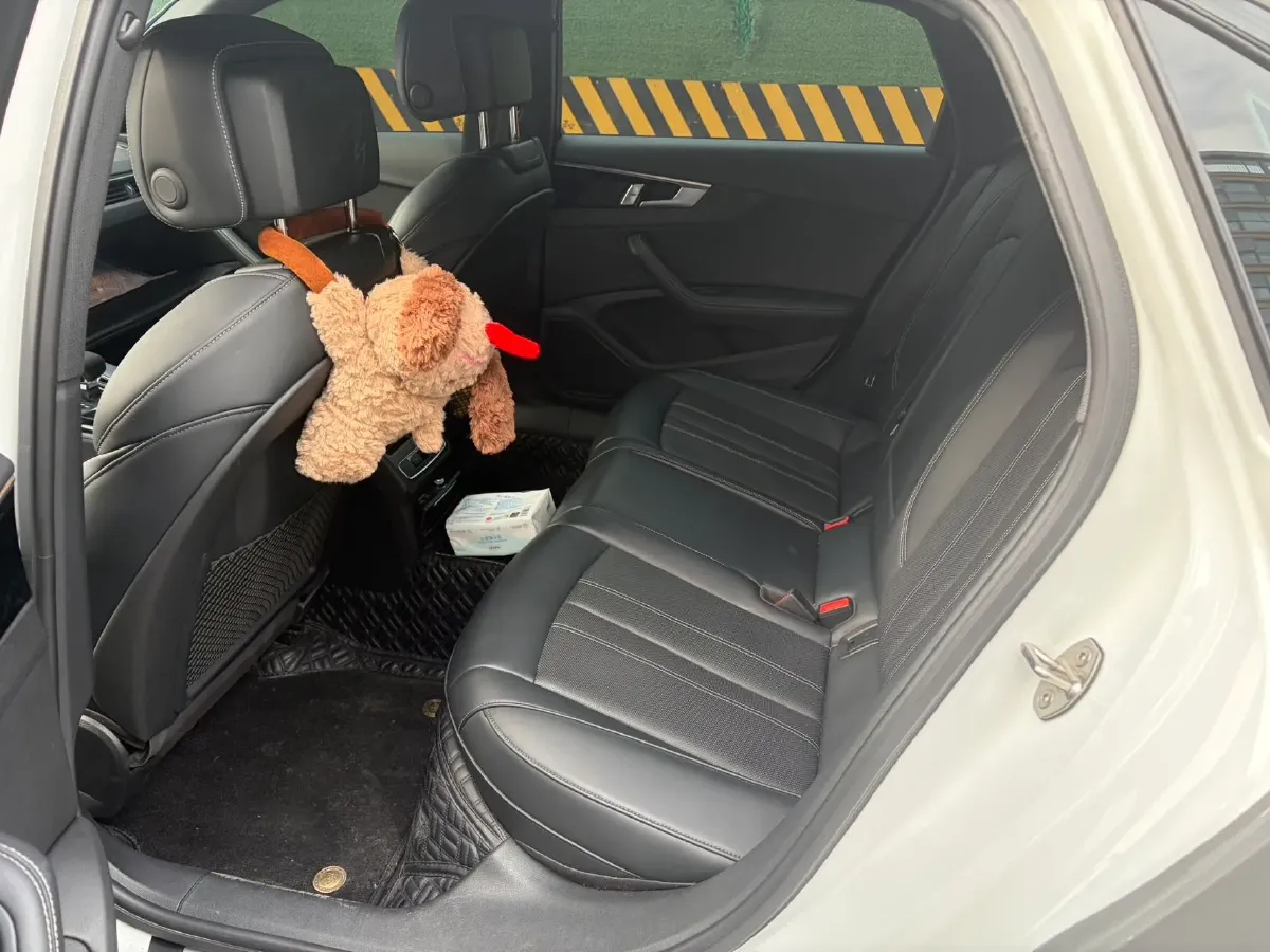 2024 Audi A4L 2.0T 190HP L4 7DCT,autocango,china used car exporter,china ev exporter,chinese used car exporter,chinese used ev exporter