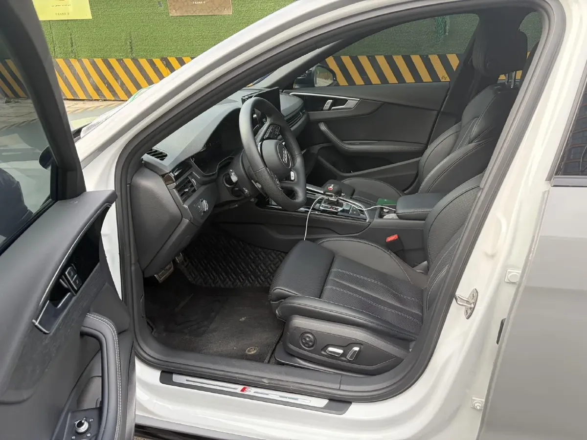 2024 Audi A4L 2.0T 190HP L4 7DCT,autocango,china used car exporter,china ev exporter,chinese used car exporter,chinese used ev exporter