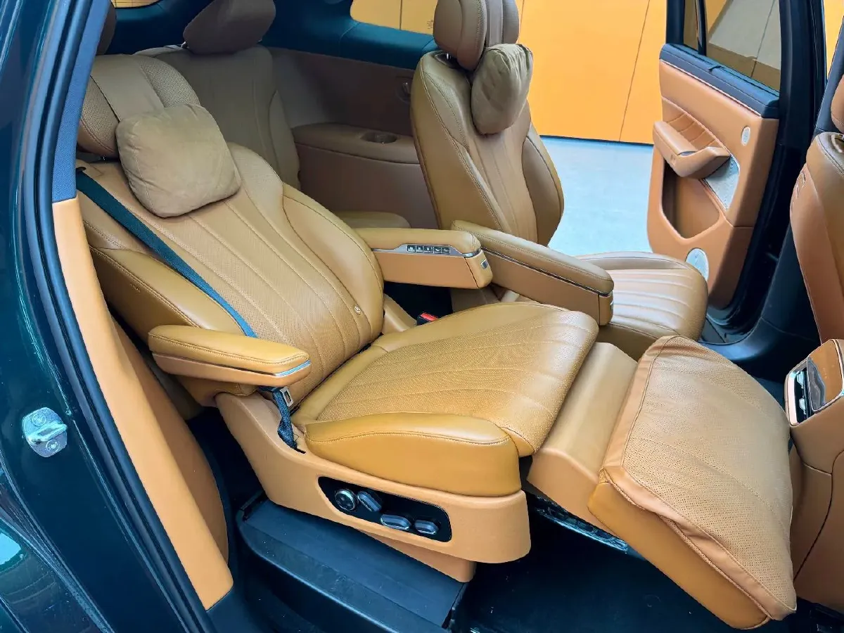 2025 AITO AITO M8 REEV 160HP REEV 53.4KWH,autocango,china used car exporter,china ev exporter,chinese used car exporter,chinese used ev exporter