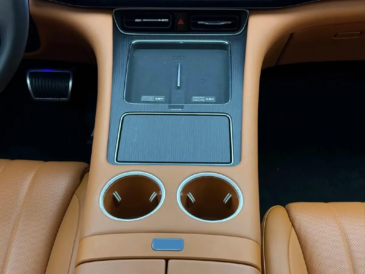 2025 AITO AITO M8 REEV 160HP REEV 53.4KWH,autocango,china used car exporter,china ev exporter,chinese used car exporter,chinese used ev exporter