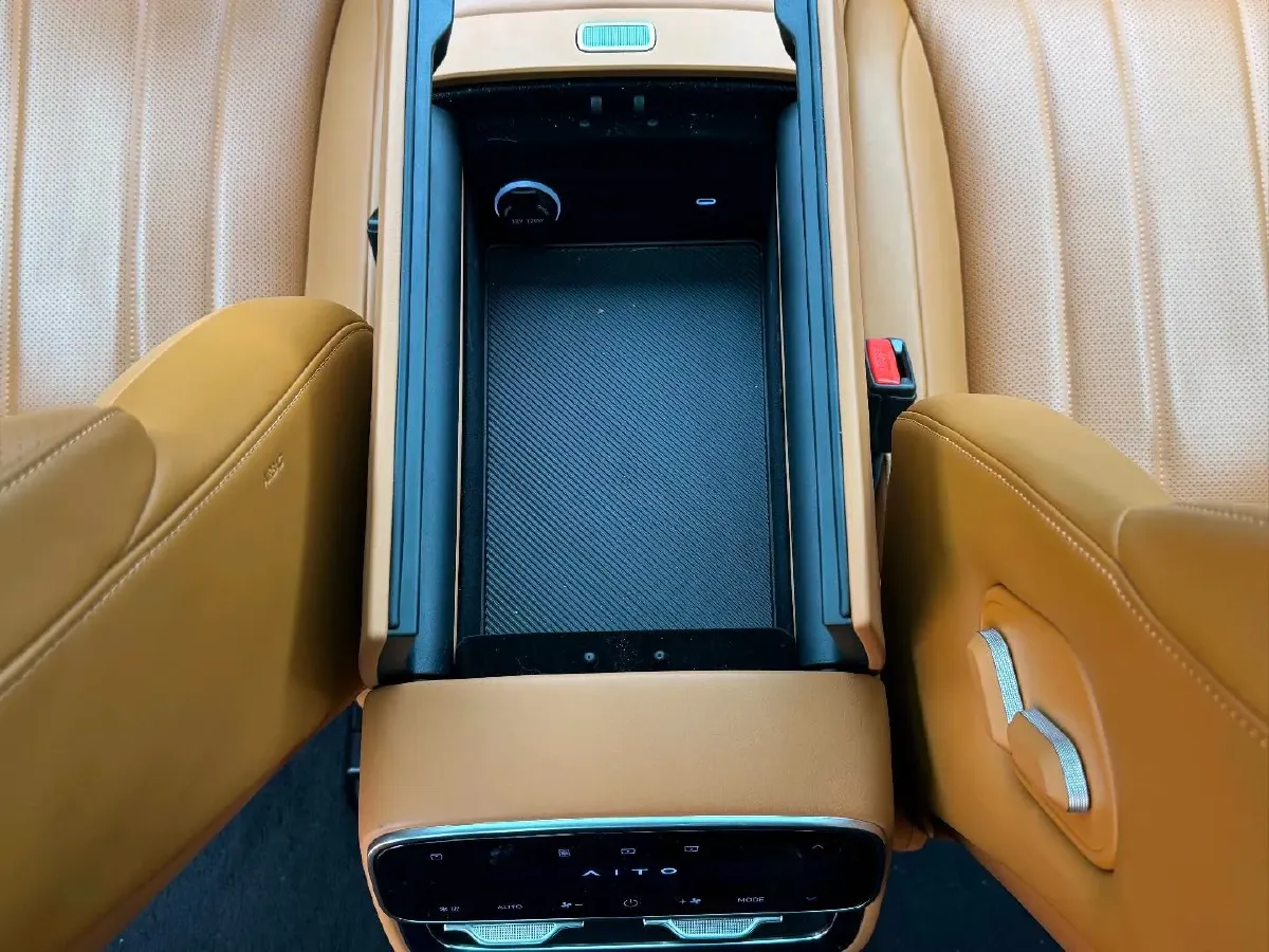 2025 AITO AITO M8 REEV 160HP REEV 53.4KWH,autocango,china used car exporter,china ev exporter,chinese used car exporter,chinese used ev exporter