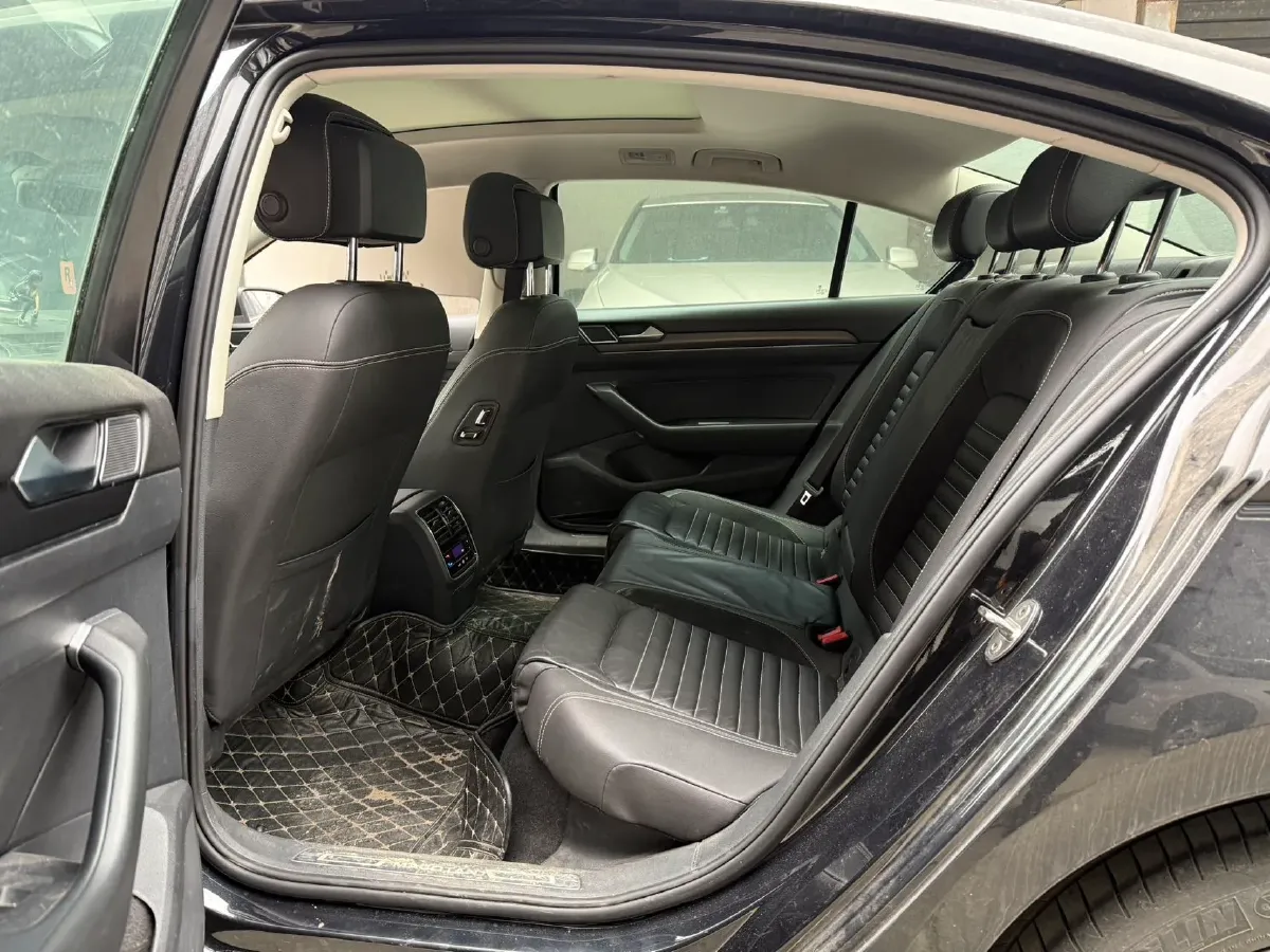 2020 Volkswagen Magotan 2.0T 186HP L4 7DCT,autocango,china used car exporter,china ev exporter,chinese used car exporter,chinese used ev exporter