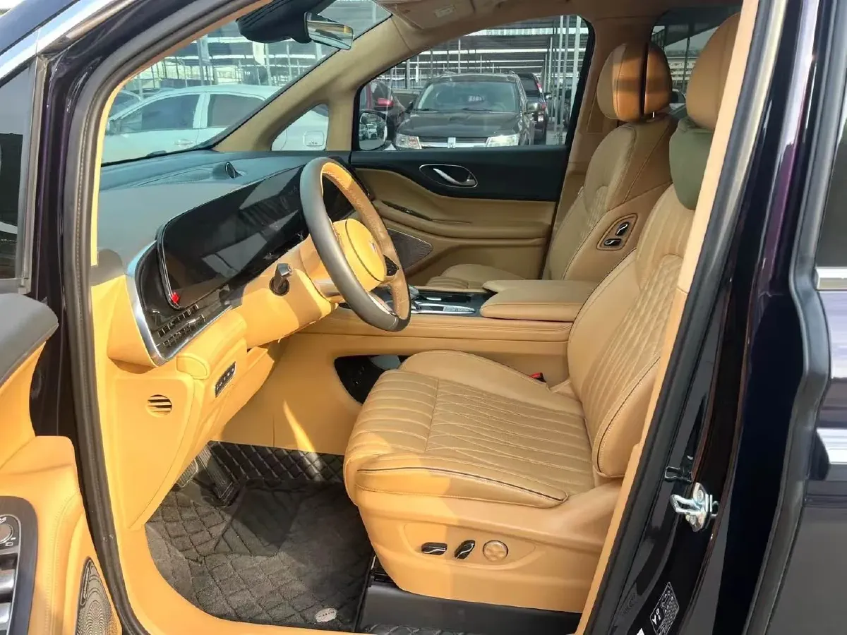 2024 Voyah Dream 1.5T 150HP L4 PHEV 43KWH,autocango,china used car exporter,china ev exporter,chinese used car exporter,chinese used ev exporter