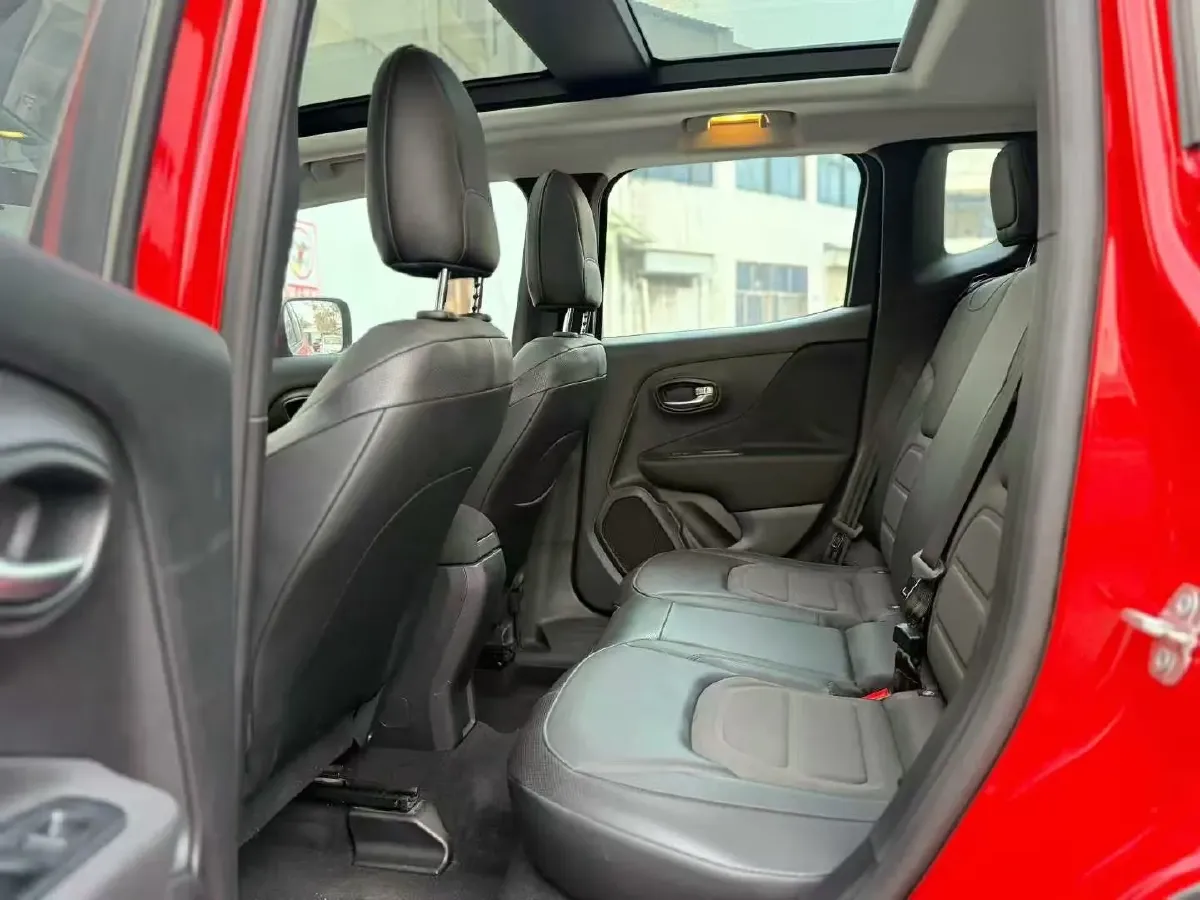 2019 Jeep Renegade 1.3T 173HP L4 7DCT,autocango,china used car exporter,china ev exporter,chinese used car exporter,chinese used ev exporter