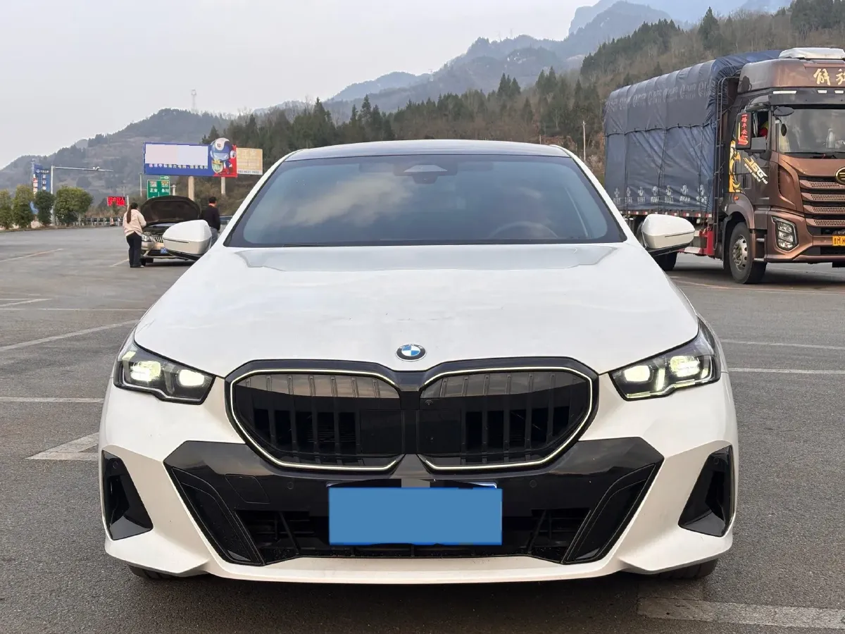 2025 BMW 5 Series 2.0T 258HP L4 8AT,autocango,china used car exporter,china ev exporter,chinese used car exporter,chinese used ev exporter