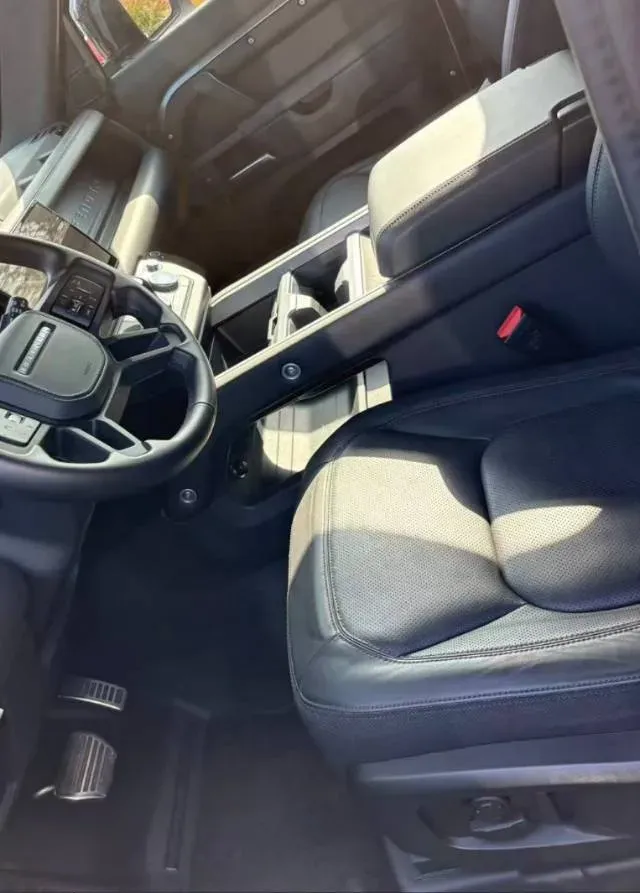 2025 Land Rover Defender 3.0T 400HP L6 8AT,autocango,china used car exporter,china ev exporter,chinese used car exporter,chinese used ev exporter